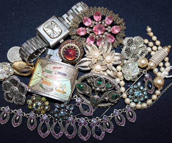 A quantity of mixed costume jewellery.
